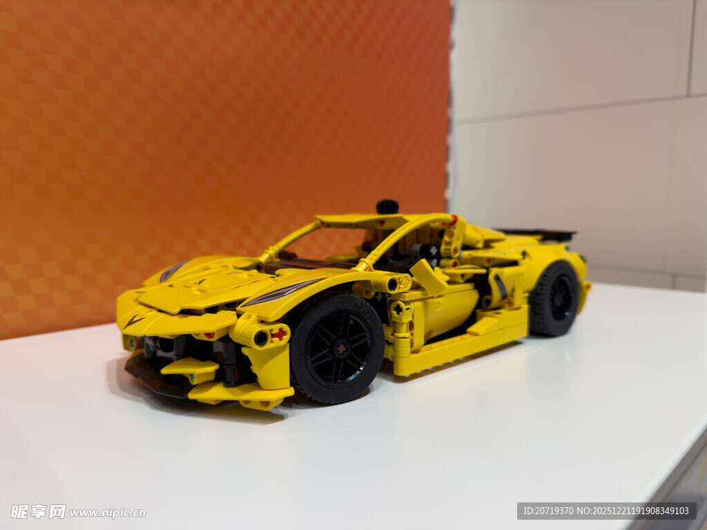 黄色跑车模型