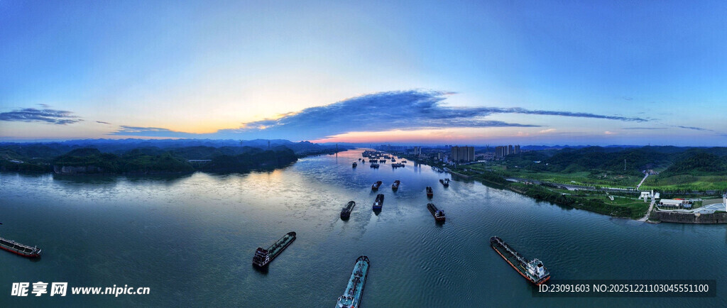 江上船只与壮丽日出景观