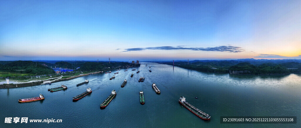 夕阳下宁静的水面停泊景象