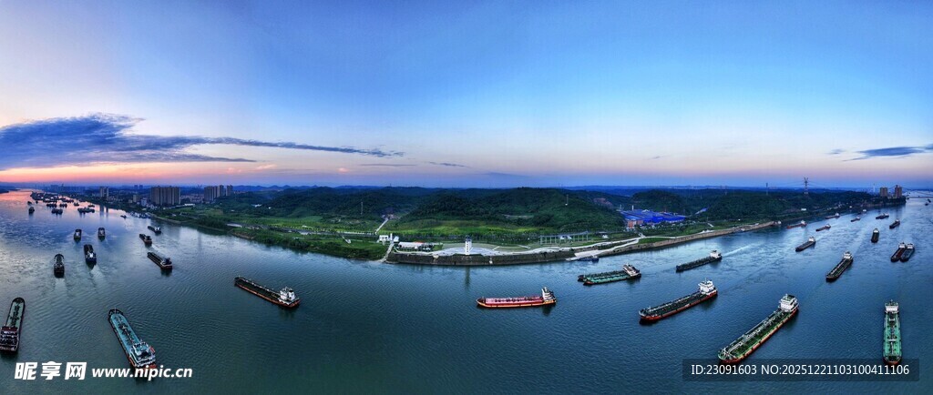 长江暮色中的停泊船只