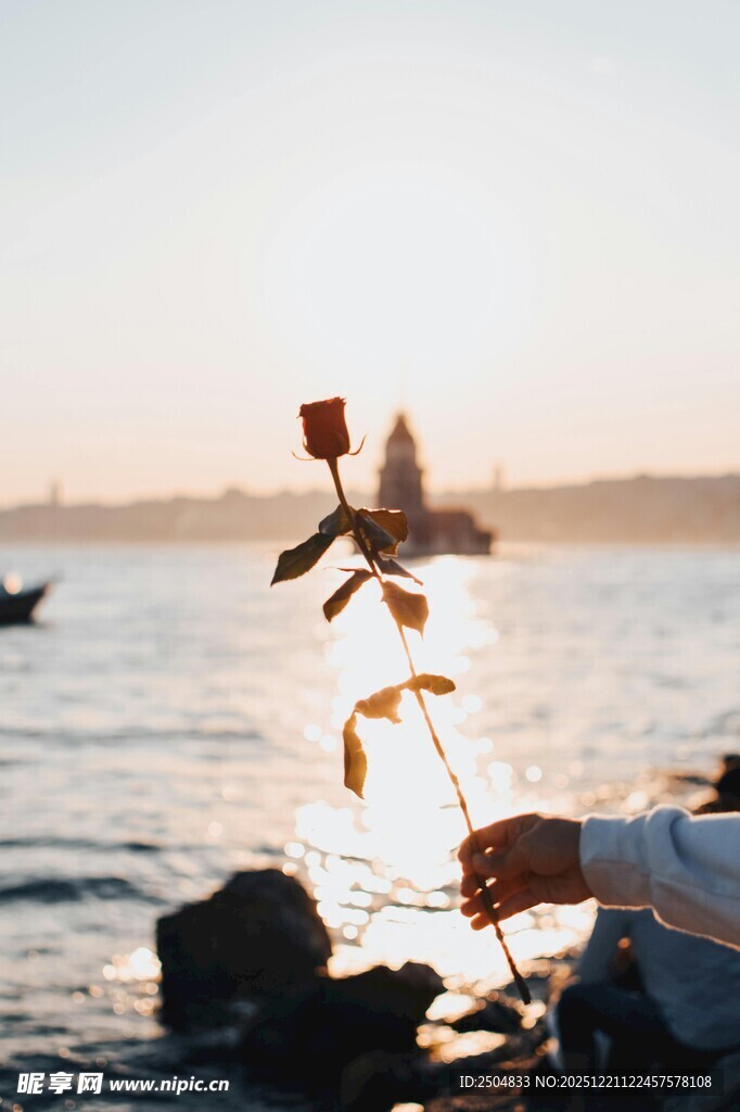 海边手持风车享受美好时光