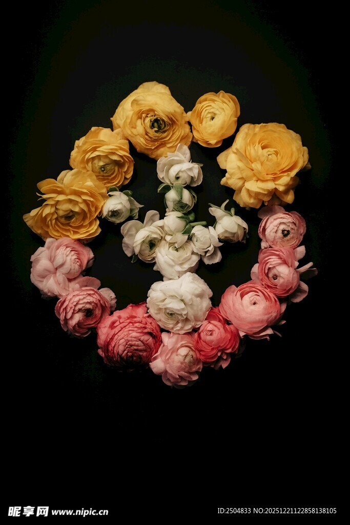 多彩花卉项链饰品展示