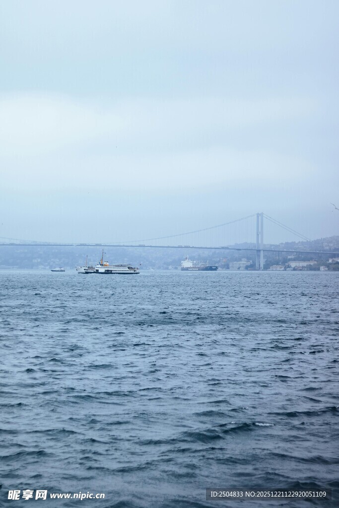 海上远景 船只与朦胧天际