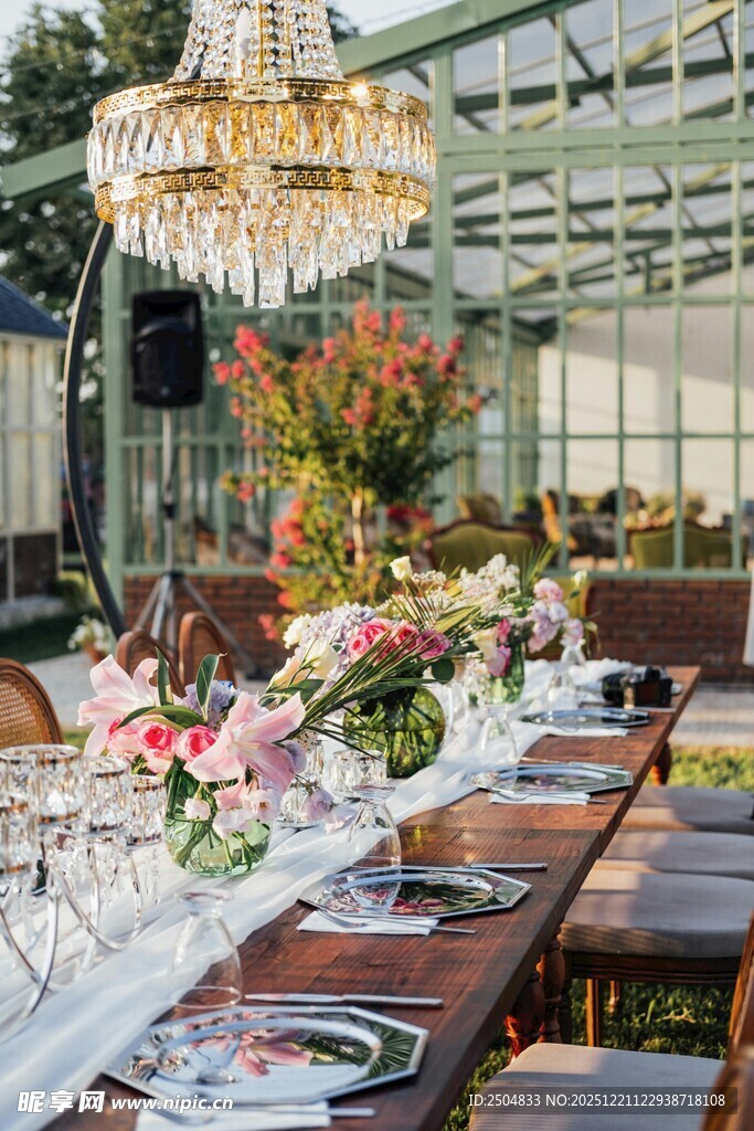 浪漫花园风宴会餐桌布置