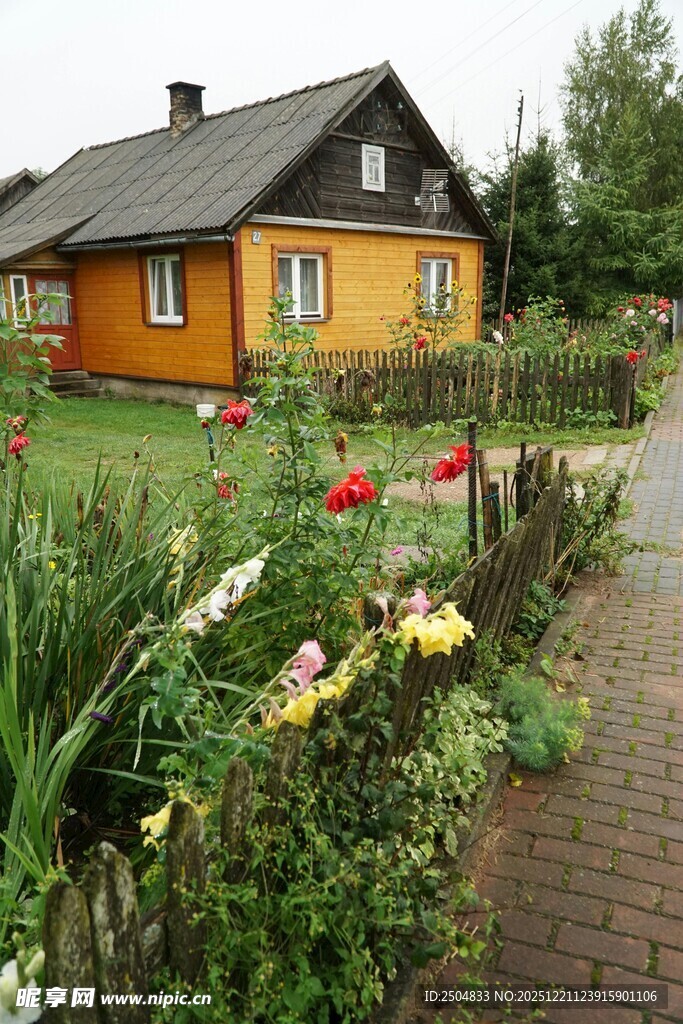 田园小屋旁的缤纷花卉