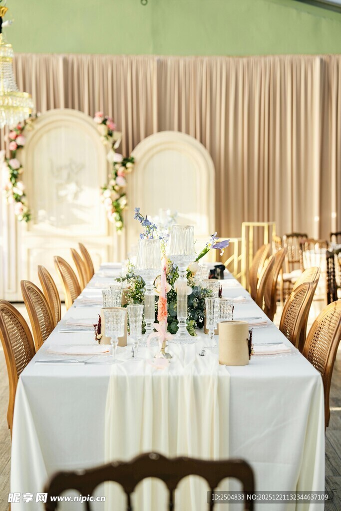 优雅浪漫的婚礼餐桌布置