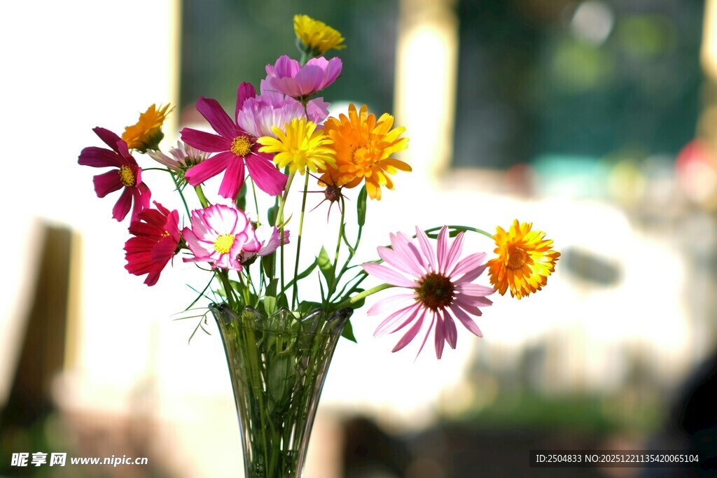 多彩鲜花插于透明花瓶中