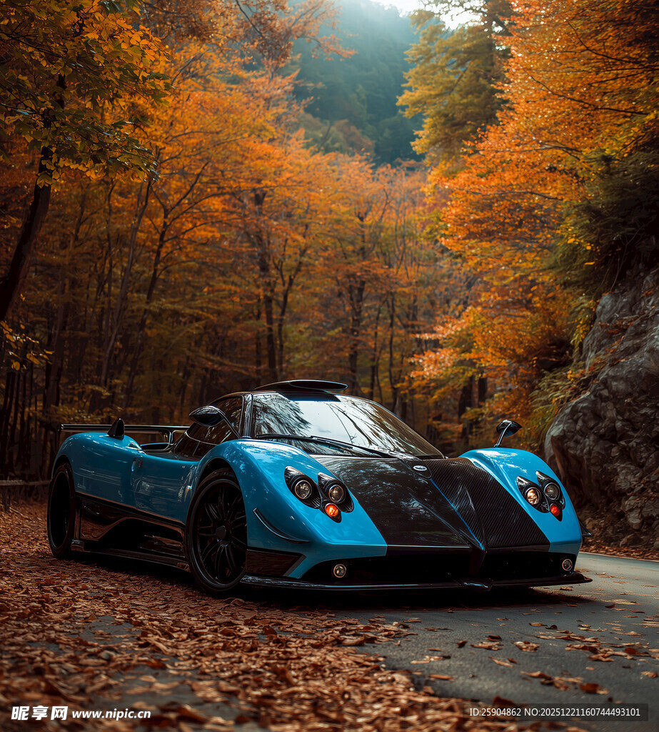 秋景中疾驰的蓝色酷炫跑车