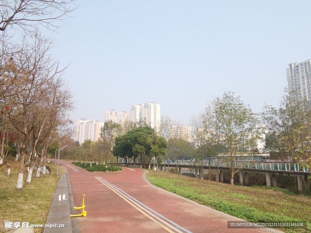 城市中的红色塑胶健身步道