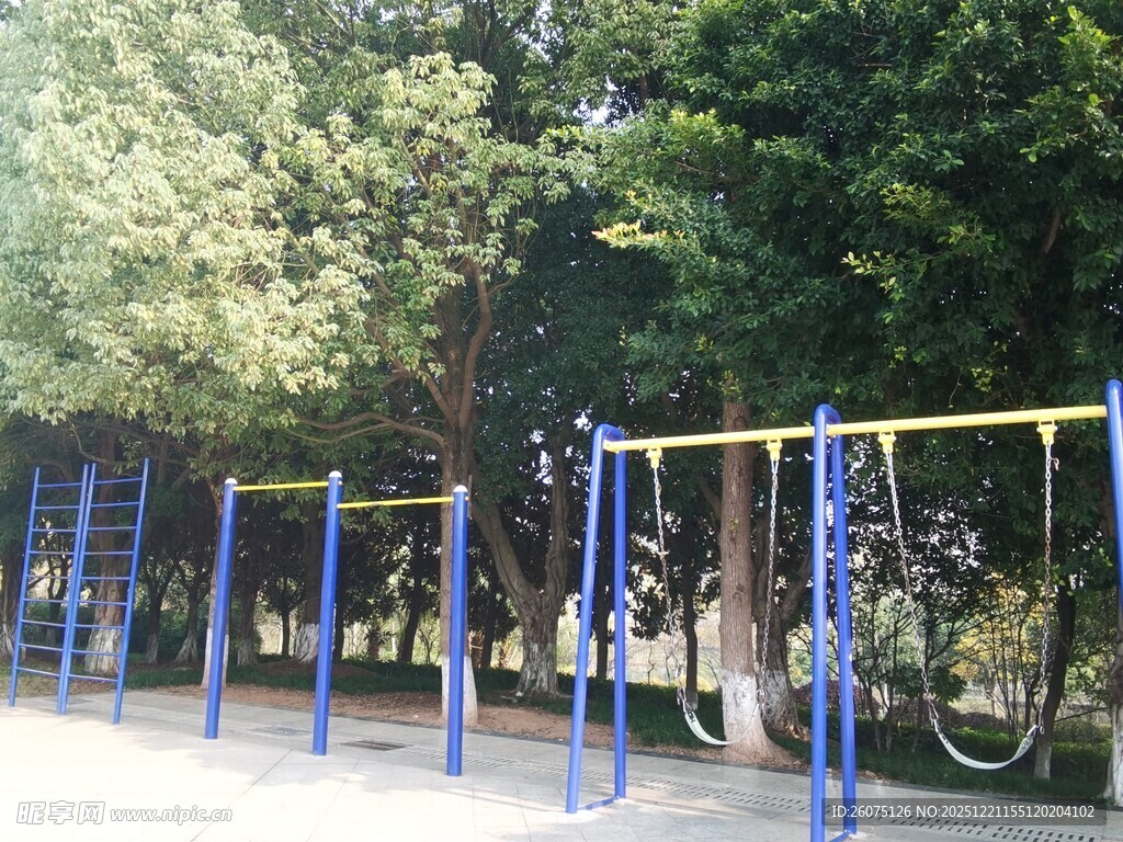 户外健身器材区场景