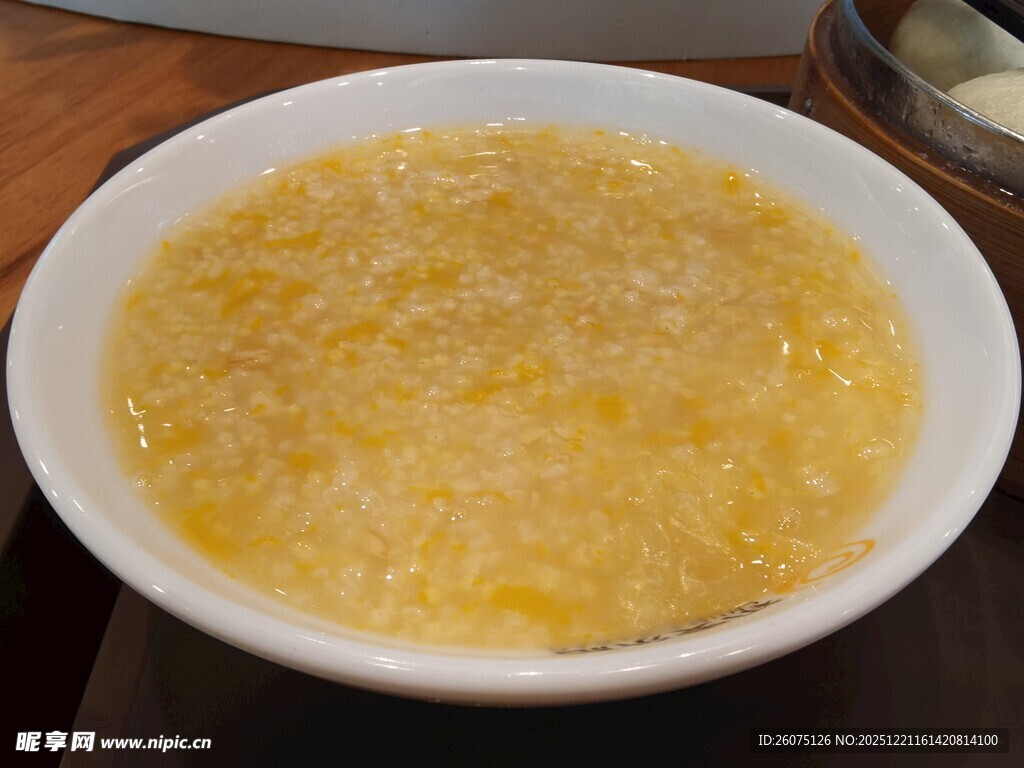 一碗金黄小米粥