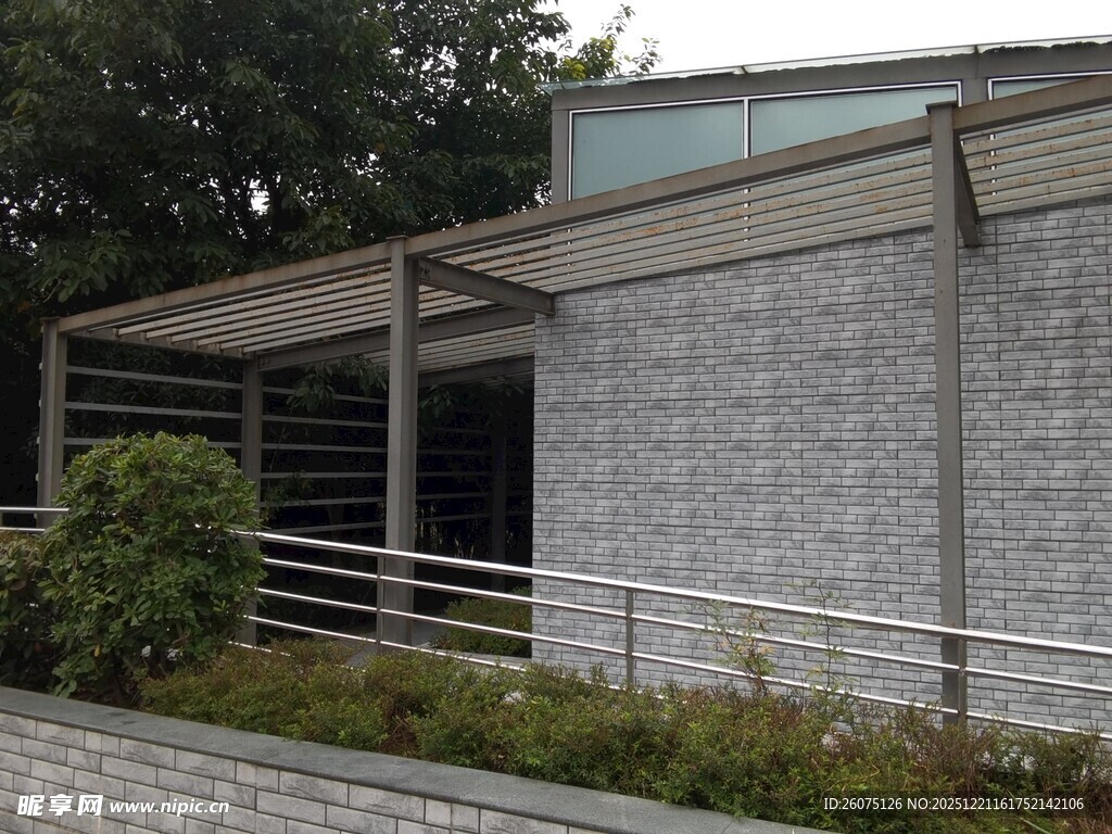 现代风格建筑外观一角