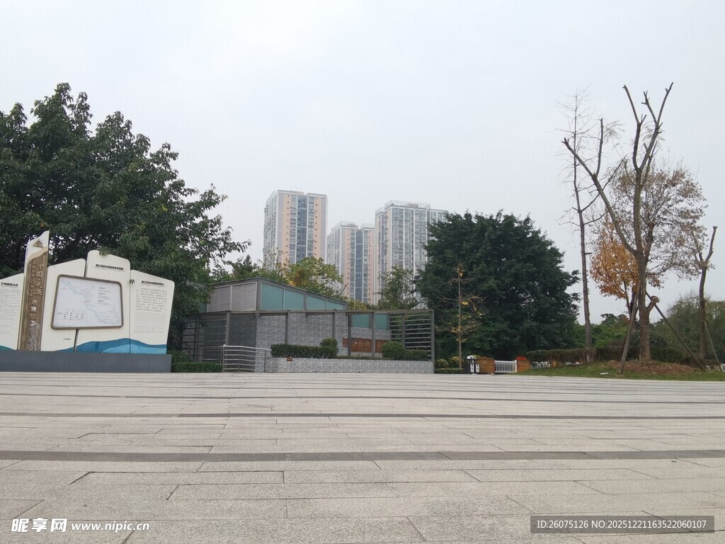 城市广场开阔景致