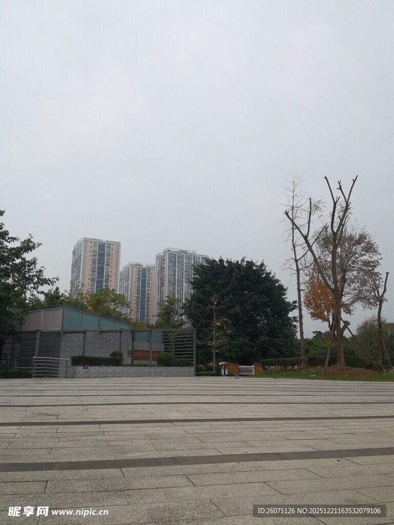 城市空旷场地与远处高楼