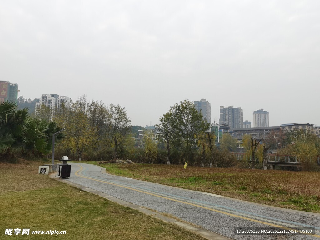 城郊道路骑行风景