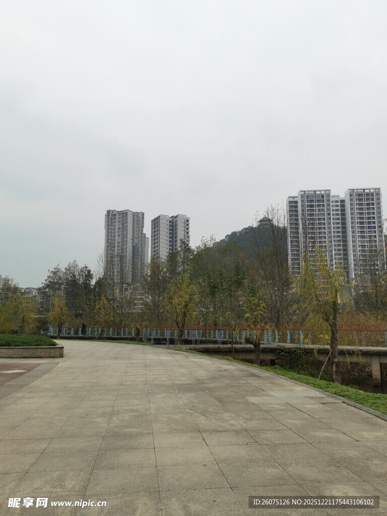 城郊开阔地与远处高楼