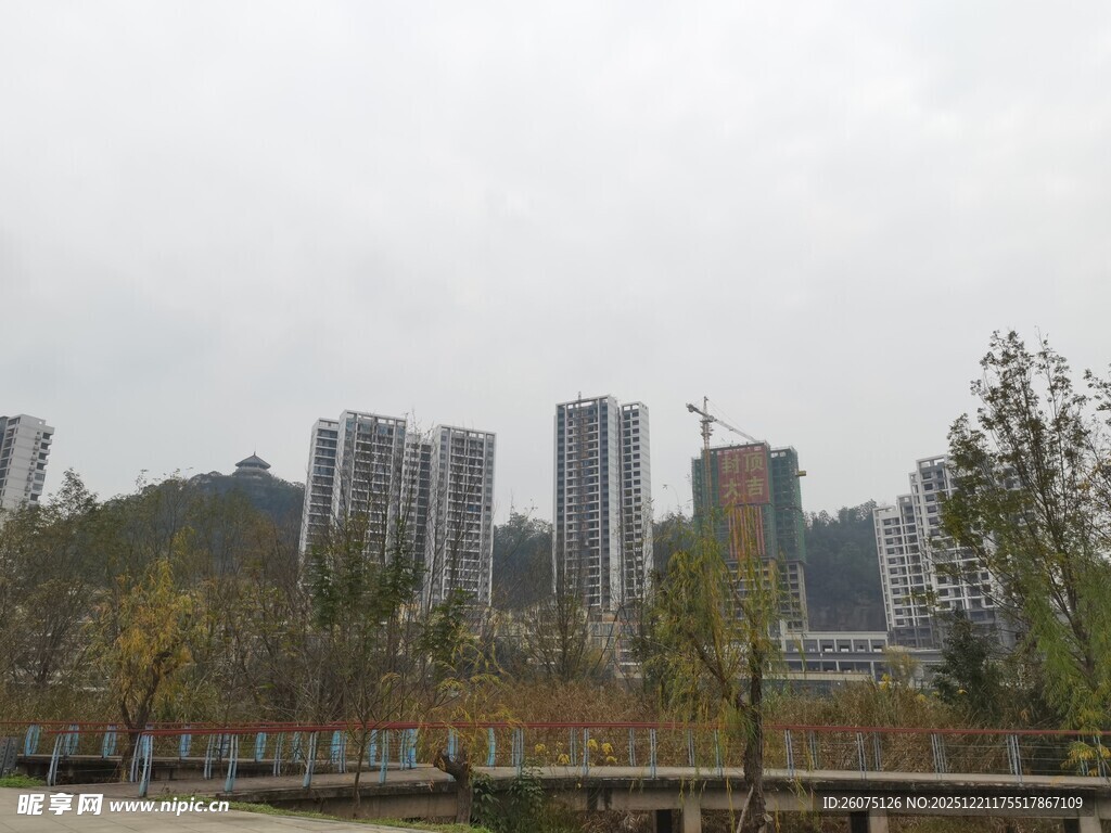 城市高楼与周边景致