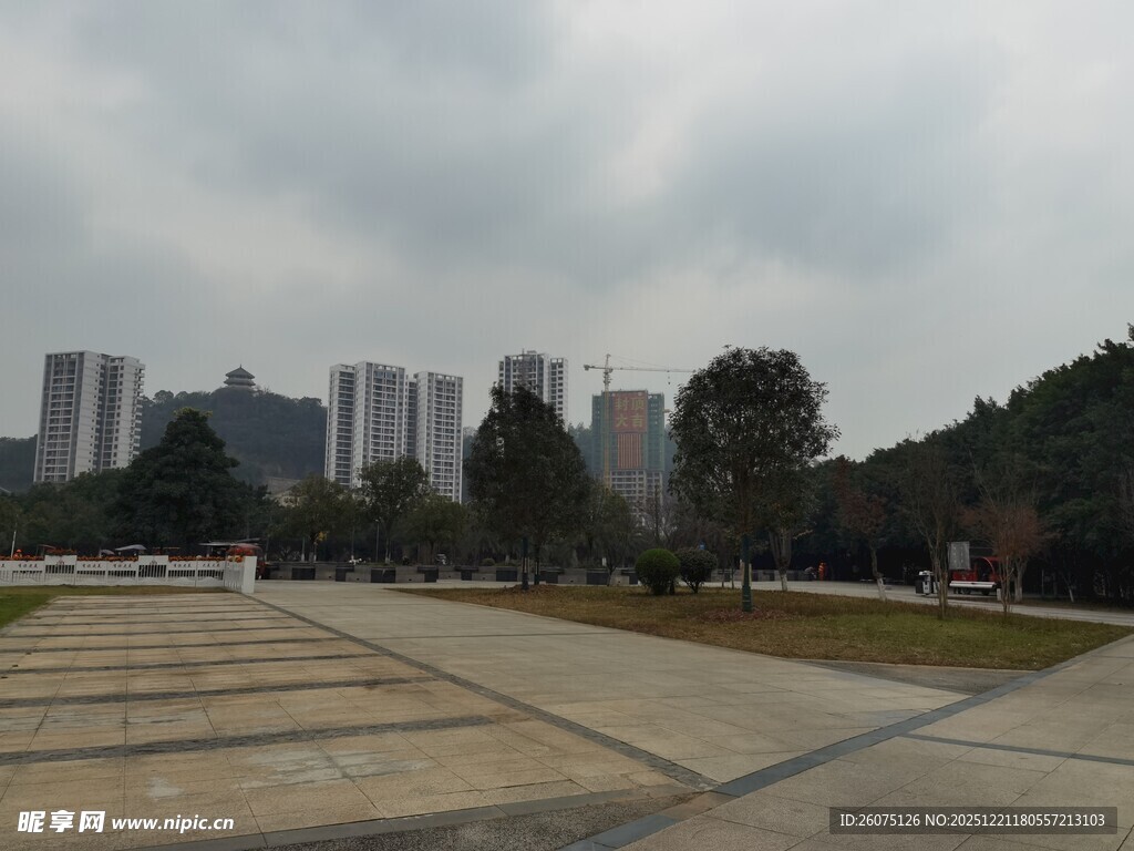 城市广场与远处高楼景观