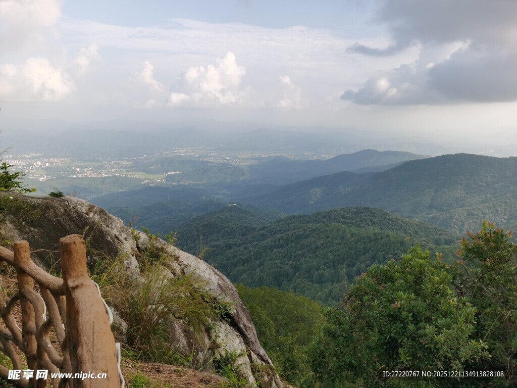 山巅观景台远眺秀丽山峦