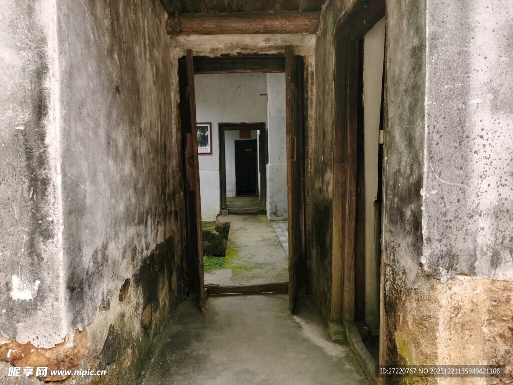 老旧斑驳的幽深走廊