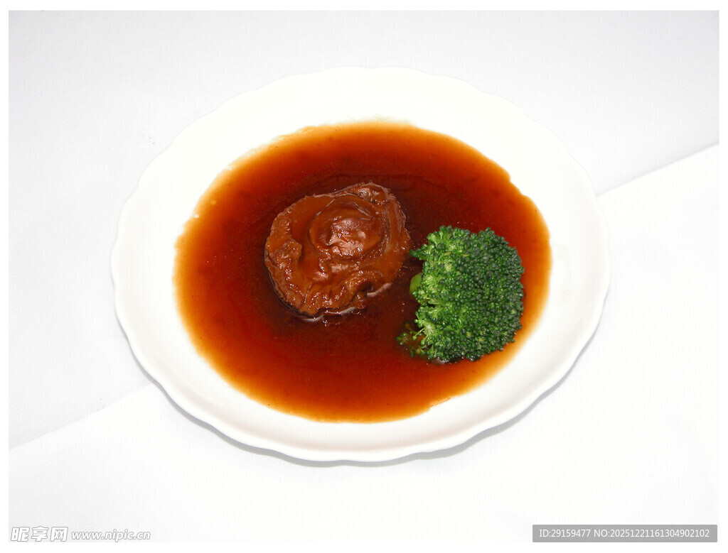 红烧狮子头配翠绿西兰花