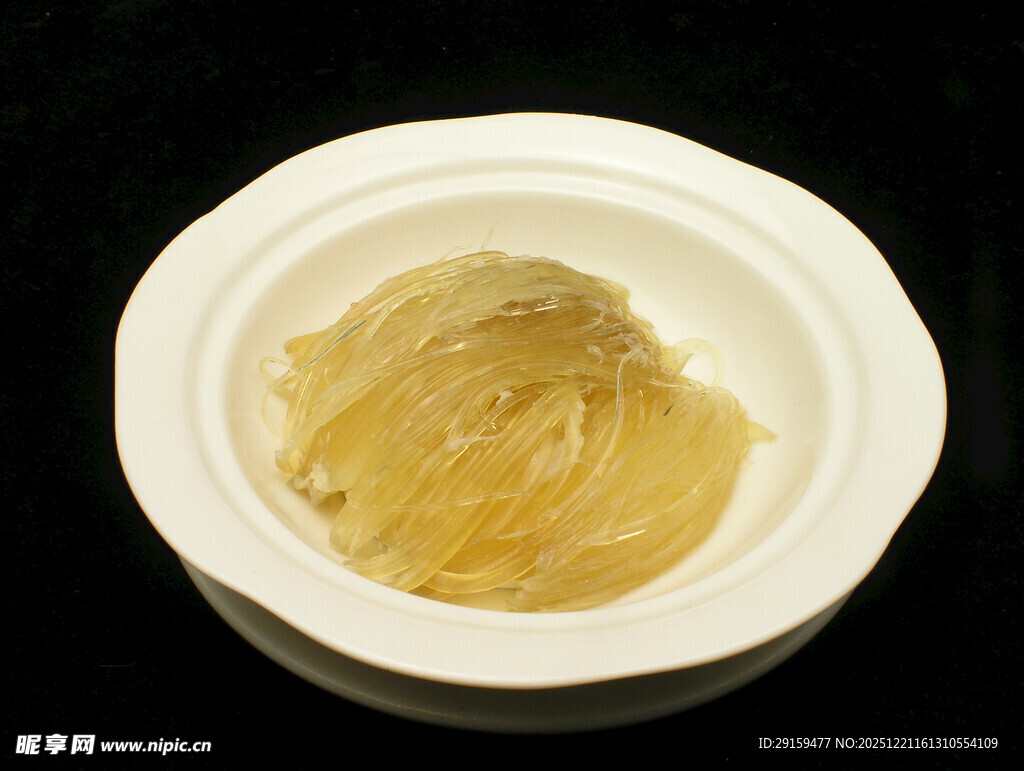 白色碗中盛放的黄色食物