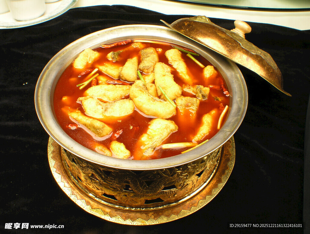 金锅盛载的美味红油虾滑