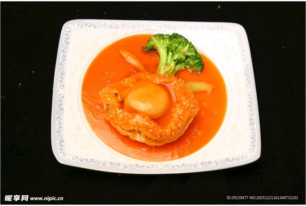 番茄汁浇淋扇贝配西兰花