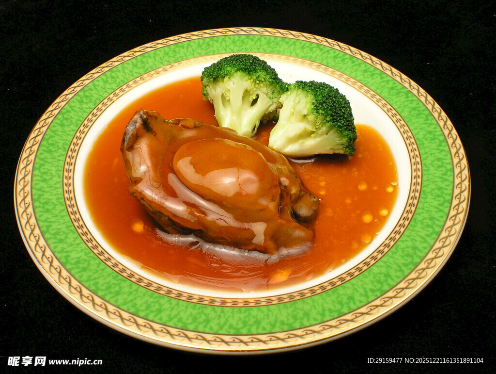 红烧肘子配西兰花