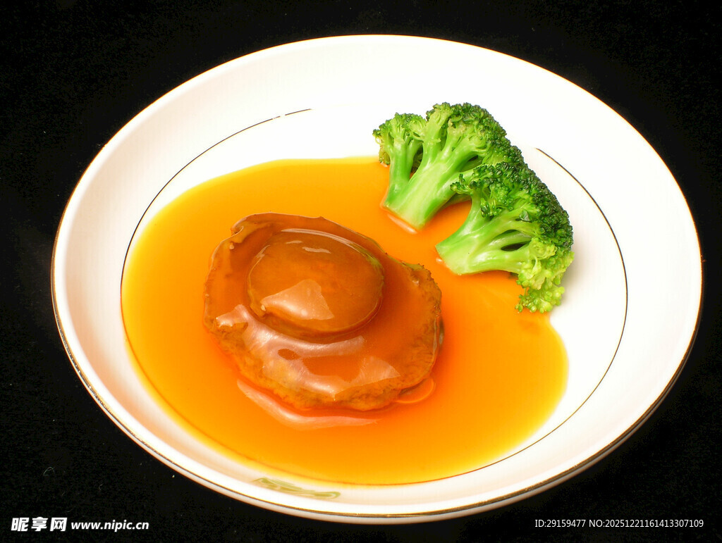 鲍汁扣鲍鱼配西兰花