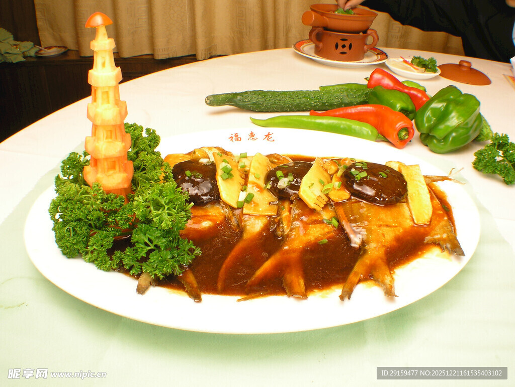 美味浇汁菜肴摆盘中