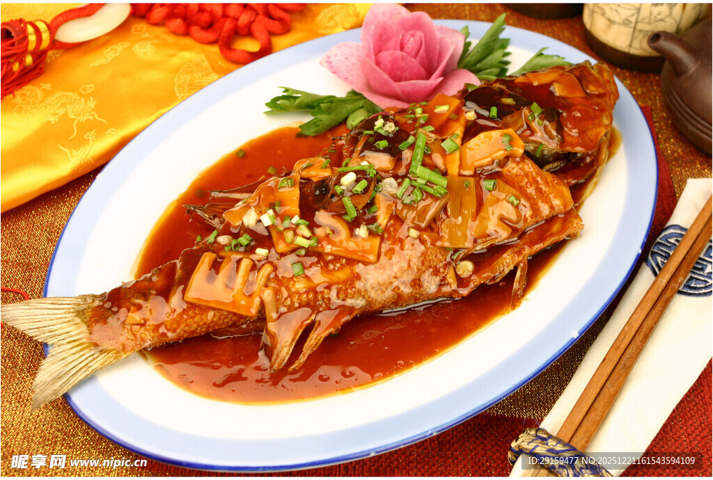 红烧鱼摆盘中的精致美味