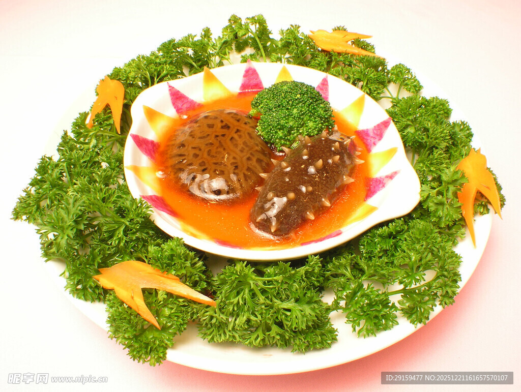 鲍汁浇淋鲜鲍配翠绿菜心