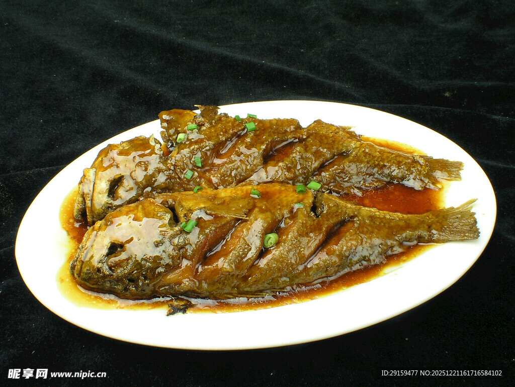 红烧鱼摆盘中的美味佳肴