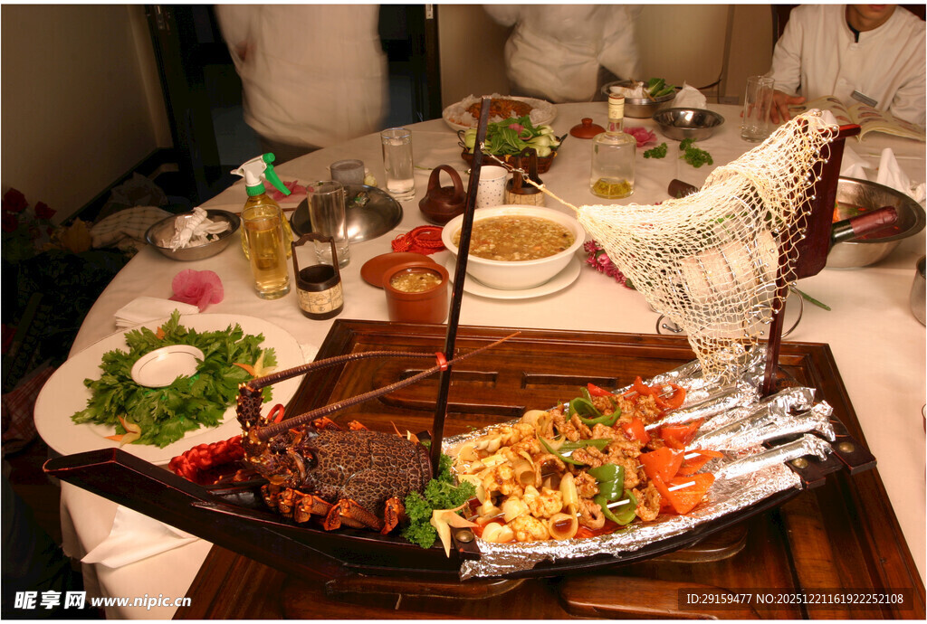 丰盛美味的特色烧烤拼盘