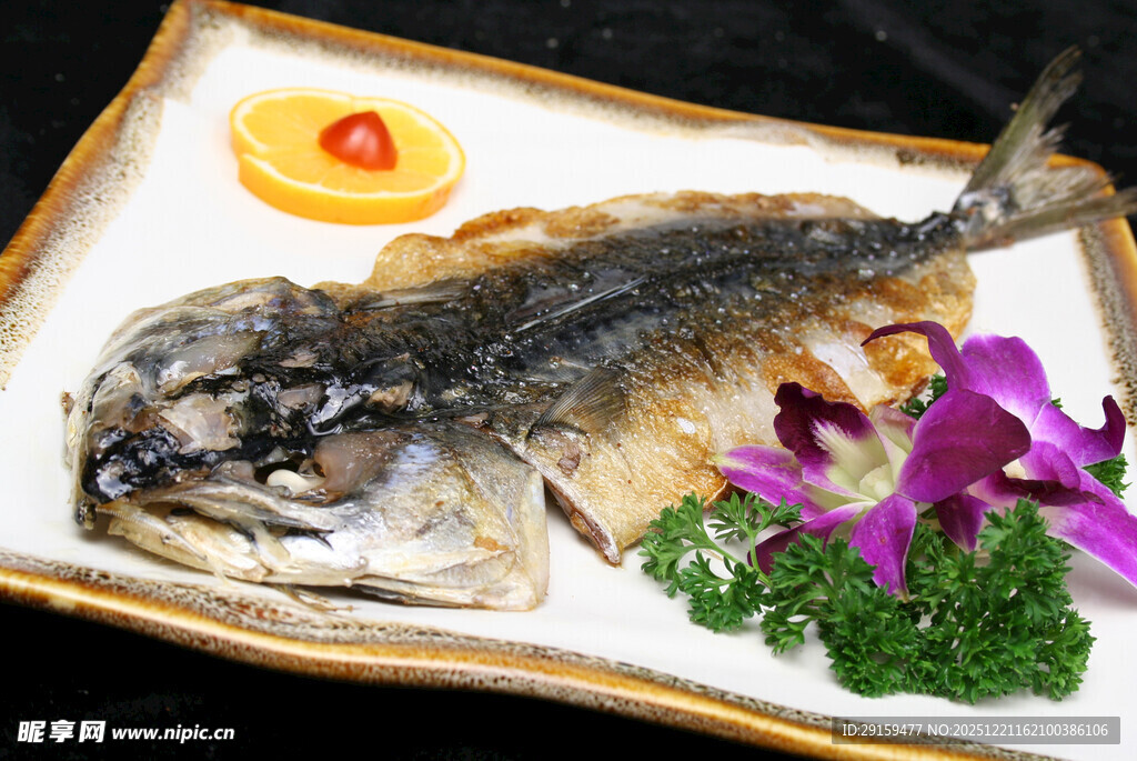 摆盘精致的清蒸鱼