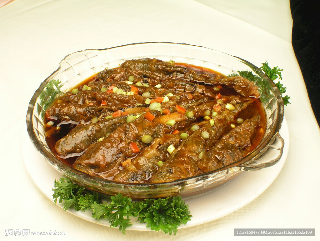 红烧鱼摆盘中的美味佳肴