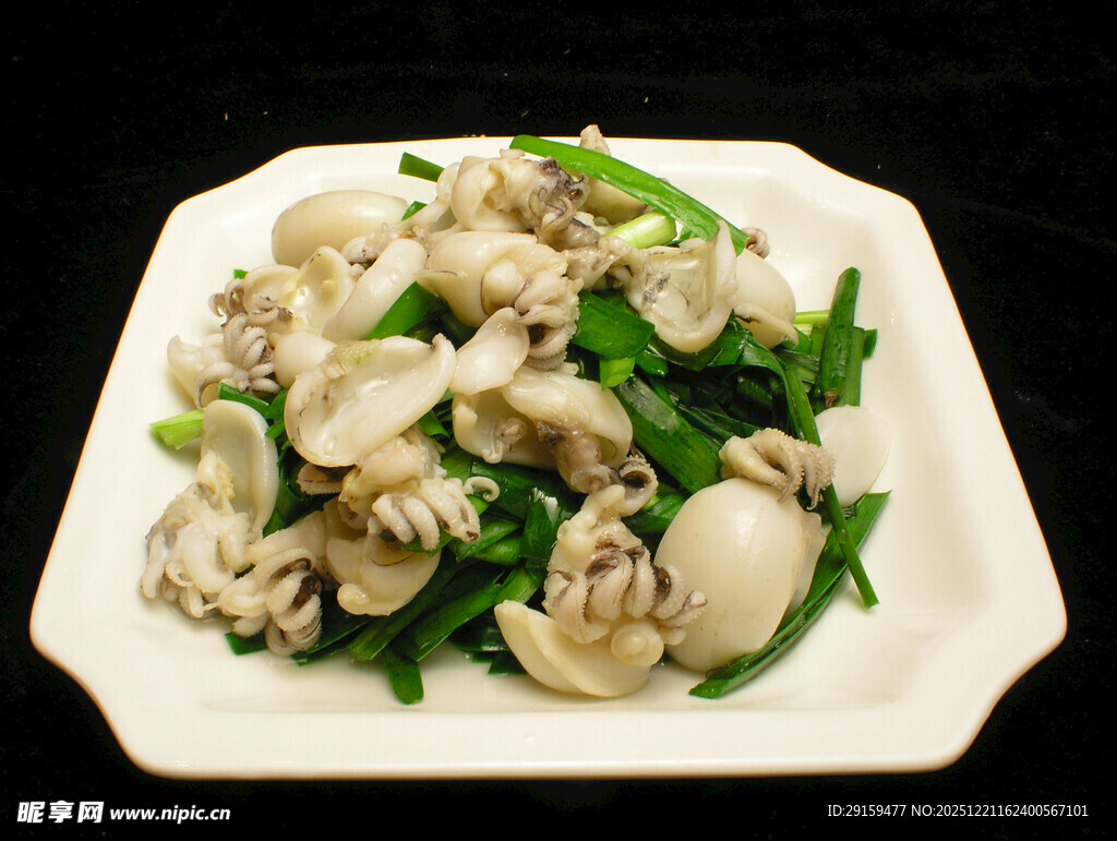 清炒墨鱼仔配青菜