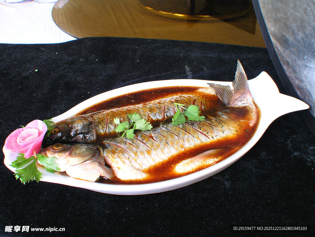 红烧鱼摆盘精致