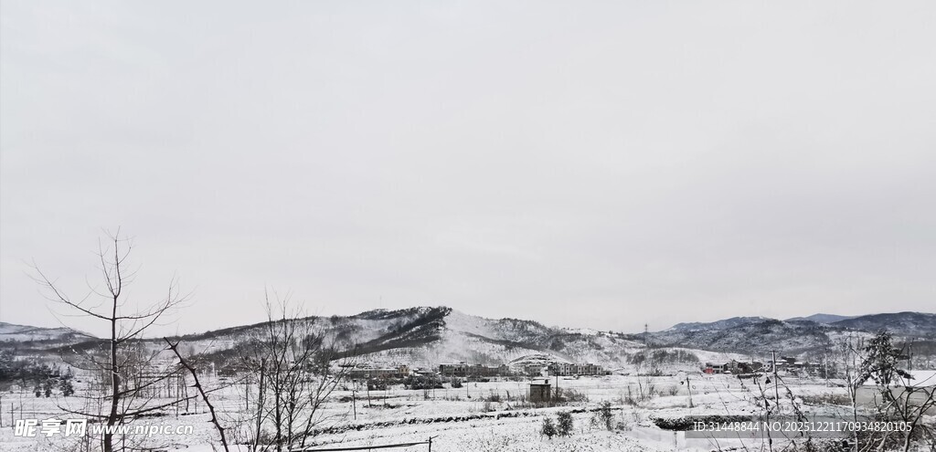 冬日雪覆山峦景色