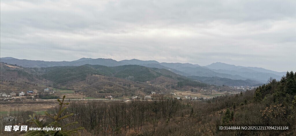 山峦远景云雾缭绕景致