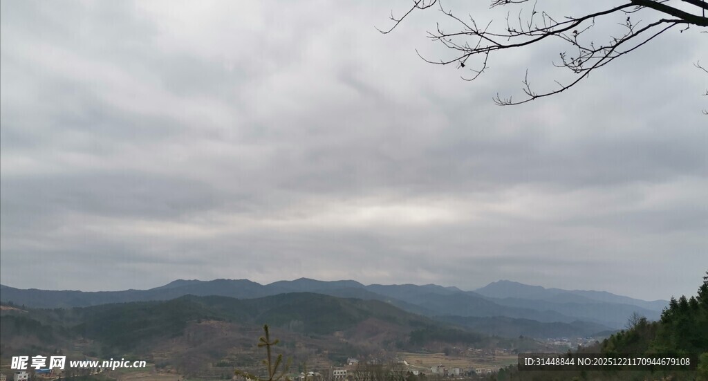 山间云雾缭绕的风景