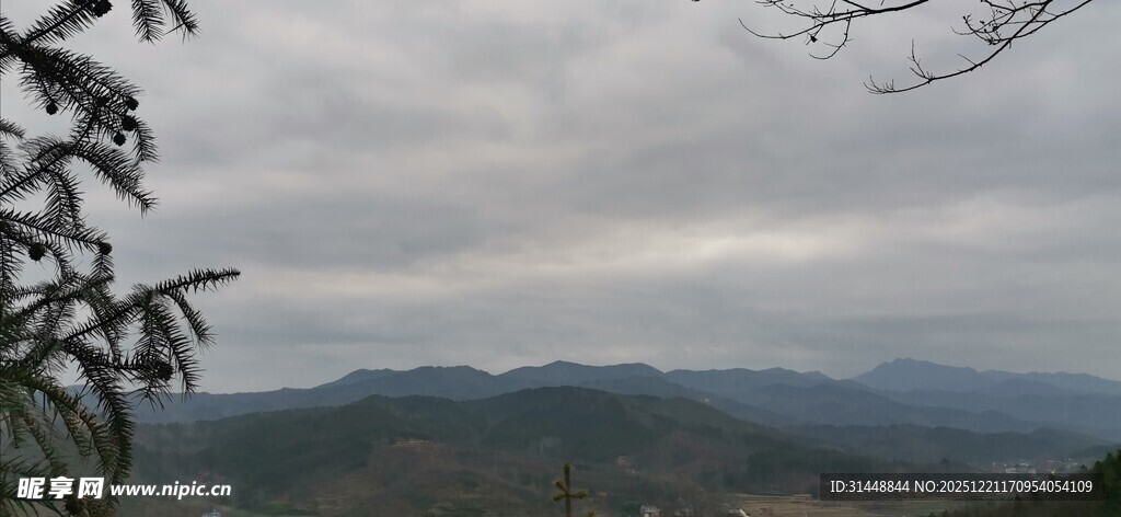 山峦云雾间的自然景致