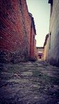 狭窄小巷中的砖墙景象