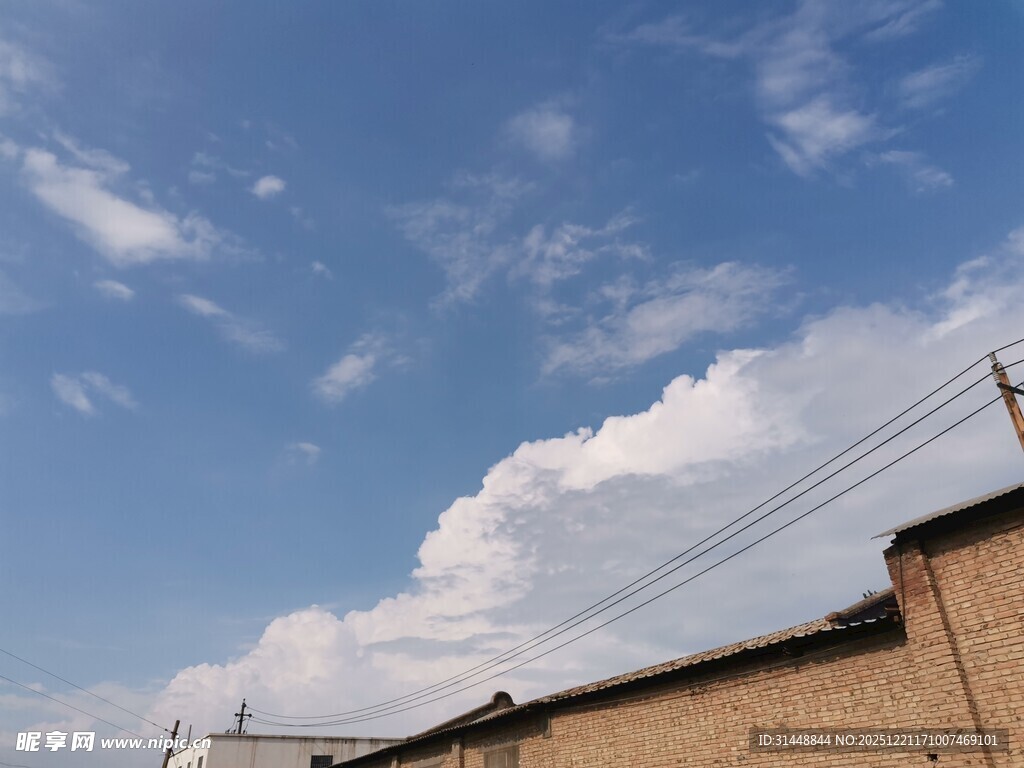 蓝天白云下的乡村景象