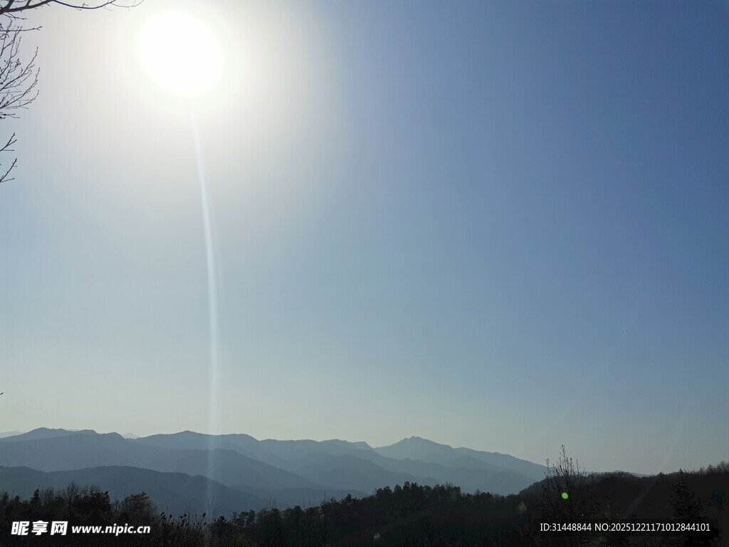 阳光照耀下的远山美景