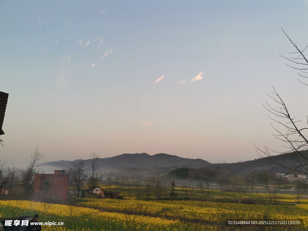 田野风光中的美丽黄昏景色