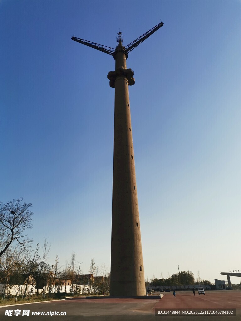 高耸风车立于开阔场地