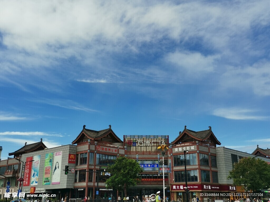 中式风格建筑与蓝天白云