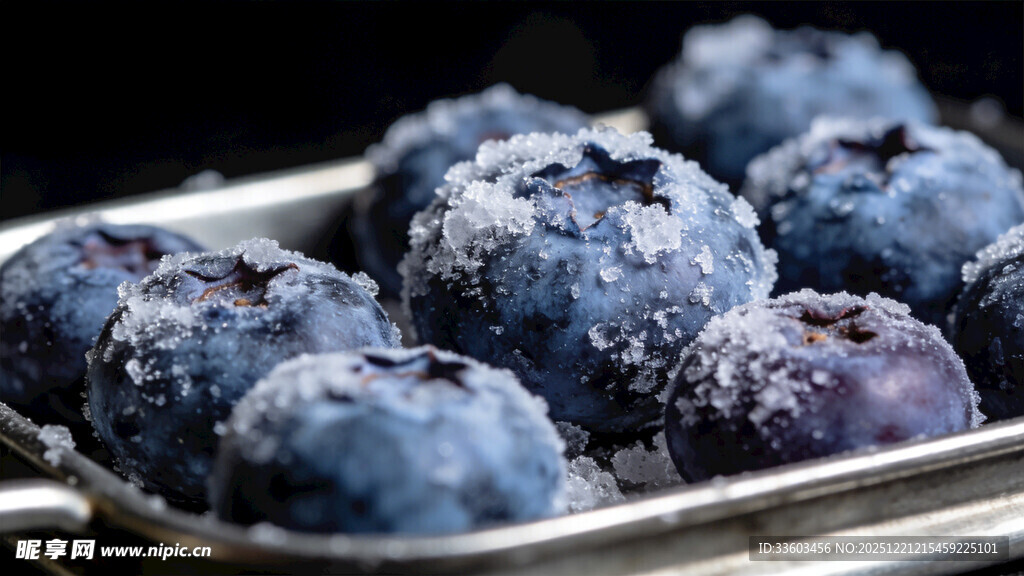 新鲜覆霜蓝莓诱人呈现